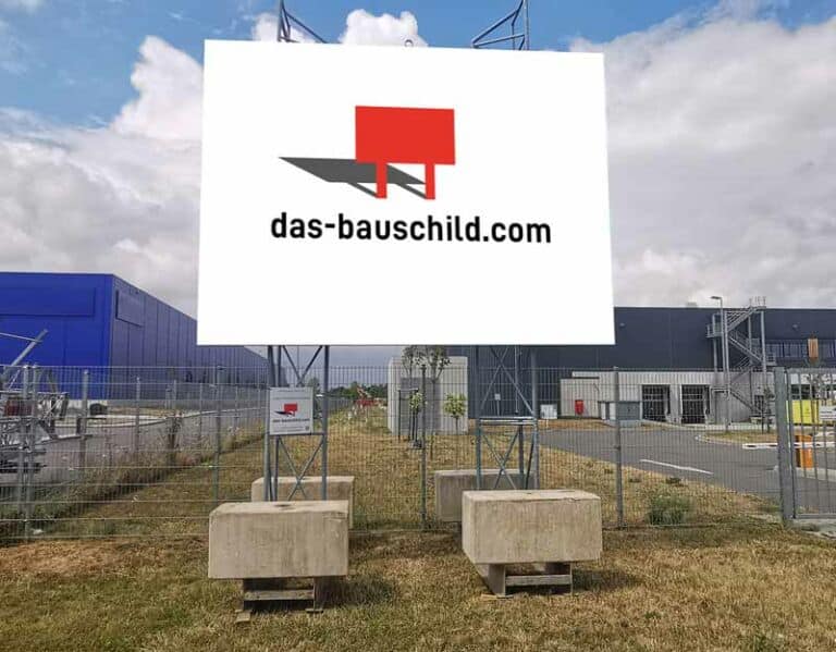 Bauschild Düsseldorf mit Bautafel, Unterkonstruktion und Gewichten. Beispiel 4x3m