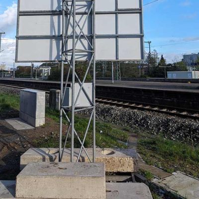 Bauschild DB Aufbau mit Unterkonstruktion und Gewichten