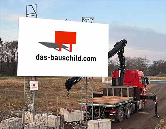 Bauschild Lieferung und Aufbau vor Ort. Schnell und sicher.